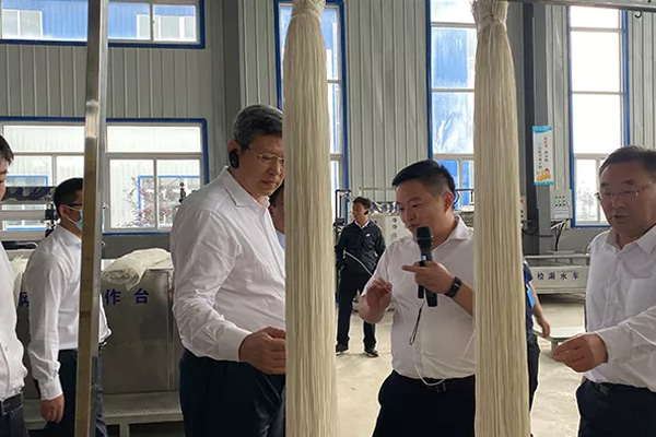 內(nèi)蒙古自治區(qū)黨委常委、通遼市委書(shū)記孟憲東攜考察團(tuán)到一諾環(huán)境考察指導(dǎo) 內(nèi)蒙古自治區(qū)黨委常委、通遼市委書(shū)記孟憲東攜考察團(tuán)到一諾環(huán)境考察指導(dǎo)